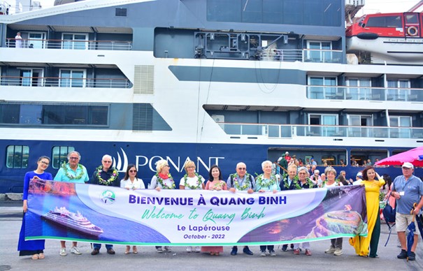 The Tourism Promotion Information Center coordinated with relevant units to welcome the first international luxury cruise ship with over 100 passengers to Quang Binh after more than 2 years of being affected by the Covid-19 pandemic.
